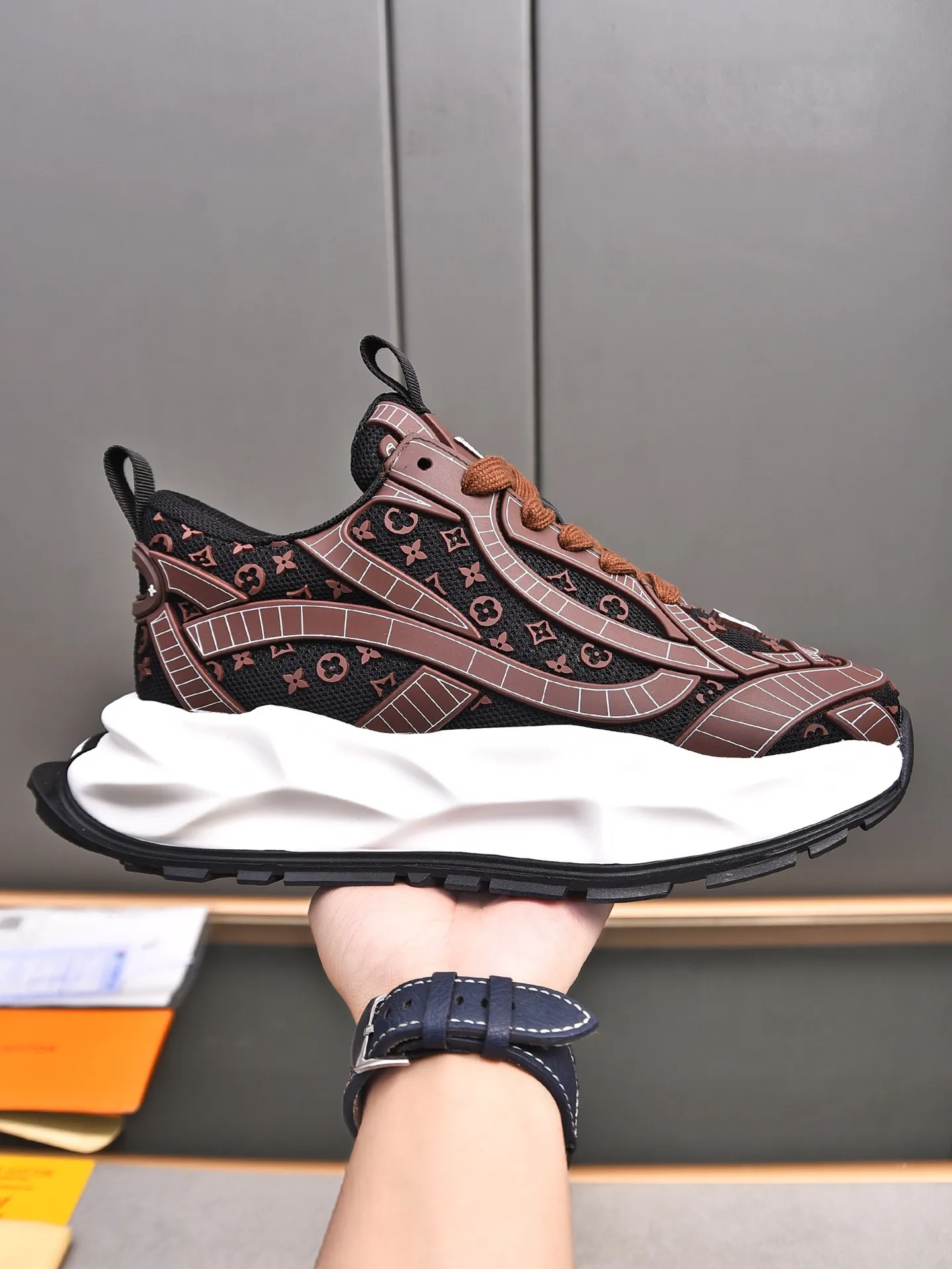 Men's shoes 💰580 📛📛【LOUIS VUITTON】Louis Vuitton 2024 new products👟Milan fashion catwalk style🇰🇾🇰🇾LV family logo, big-name style, a must-have for fashionistas⚠️Imported mesh with high-tech glue technology➕Cow leather➕Breathable mesh lining➕Genuine leather feet➕Special foam outsole👞Number 38-44 (45 46 custom-made)